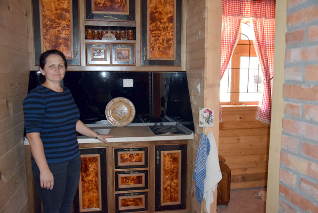 ЛЕПОТА И НЕОБИЧНОСТ ЕТНО-КУЋЕ У РОНДИ: Супружници сами осликали свој намештај